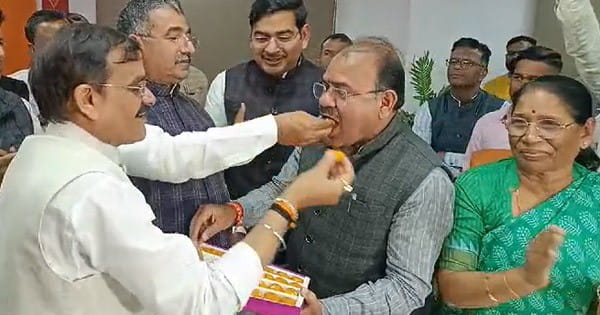 भोपाल : दिल्ली में भाजपा की जीत का बीजेपी प्रदेश कार्यालय में मना जश्न, नेताओं ने एक-दूसरे को खिलाई मिठाई