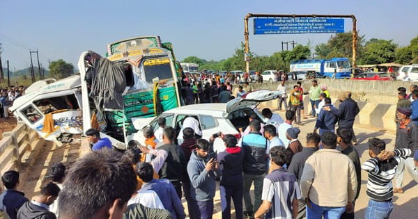 जबलपुर में बड़ा हादसा : महाकुंभ से लौट रही श्रद्धालुओं से भरी बस दुर्घटनाग्रस्त, ट्रक-ट्रैवलर और कार की टक्कर में 7 की मौत