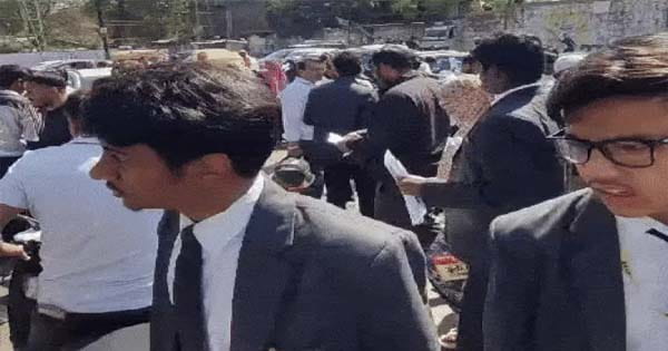 CBSE बोर्ड की 10वीं-12वीं की परीक्षाएं शुरू, भोपाल के 36 सेंटरों पर एग्जाम का आयोजन , पहला पेपर देख खुश हुए छात्र!