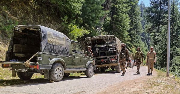 Chhattisgarh Encounter : सुरक्षाबलों और नक्सलियों के बीच मुठभेड़, रुक-रुककर हो रही गोलीबारी, सर्च ऑपरेशन शुरू