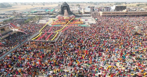 रुद्राक्ष महोत्सव : फुलेरा दूज पर कुबेरेश्वरधाम में भक्तों का सैलाब, पांच क्विंटल फूलों से हुआ श्रृंगार
