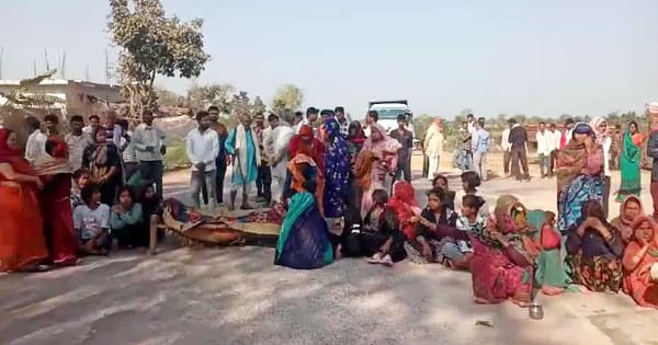 सड़क हादसा या हत्या? छतरपुर में बीच सड़क पर शव रखकर गुस्साए परिजनों ने लगाया जाम