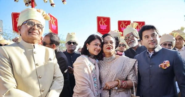 Karthikeya-Amanat Wedding : कार्तिकेय की बारात में झूमे शिवराज-सिंधिया, बहू से गिफ्ट पाकर भावुक हुए केंद्रीय मंत्री