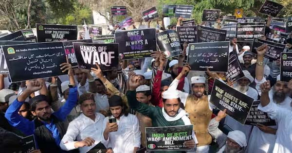Jantar Mantar Protest : वक्फ संशोधन बिल के खिलाफ विरोध प्रदर्शन में शामिल हुए ओवैसी, मुस्लिम पर्सनल लॉ बोर्ड ने दी सरकार को चेतावनी