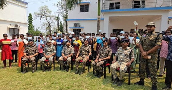 छत्तीसगढ़ : बीजापुर में 68 लाख के इनामी 50 नक्सलियों ने किया आत्मसमर्पण, माओवादी संगठन को बड़ा झटका