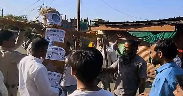 भोपाल में शराब दुकान खुलने पर विरोध, सेमरा गेट में अर्थी सजाई, महिलाओं ने पुतला फूंका, छठवें दिन भी प्रदर्शन जारी
