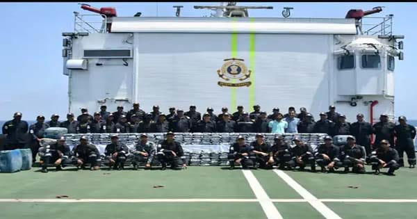 गुजरात में समुद्र से पकड़ी गई 1800 करोड़ की ड्रग्स, तस्कर भागते हुए पानी में फेंक गए पैकेट, 300 किलो ड्रग्स जब्त