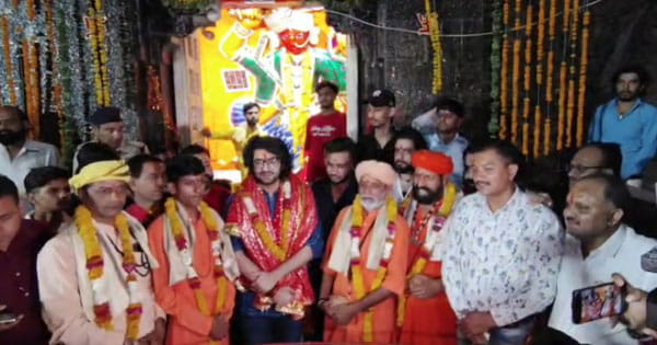 देवास मंदिर विवाद : विधायक पुत्र रुद्राक्ष शुक्ला ने साथियों संग किया सरेंडर, पुजारी से मांगी माफी; छुए पैर