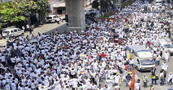30 साल पुराने मंदिर को तोड़े जाने पर जैन समाज में आक्रोश, सड़कों पर उतरे लोग, बोले- मंदिर वहीं बनाएंगे