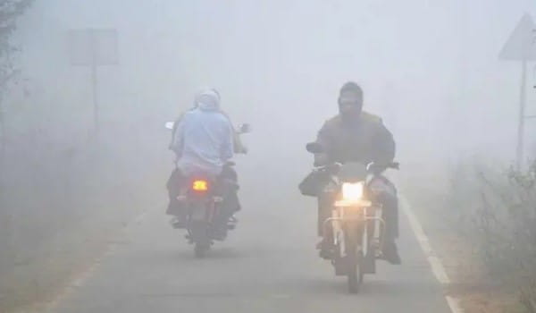 Weather Update: उत्तर भारत में बर्फीली हवाओं ने बढ़ाई ठिठुरन, इन राज्यों में आज होगी बारिश; जानें अपने शहर के मौसम का हाल