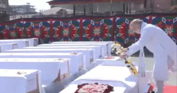 पहलगाम आतंकी हमला : गृह मंत्री ने पुष्पचक्र अर्पित कर दी श्रद्धांजलि, पीड़ितों से मिले, मोदी ने बीच में छोड़ा सऊदी दौरा