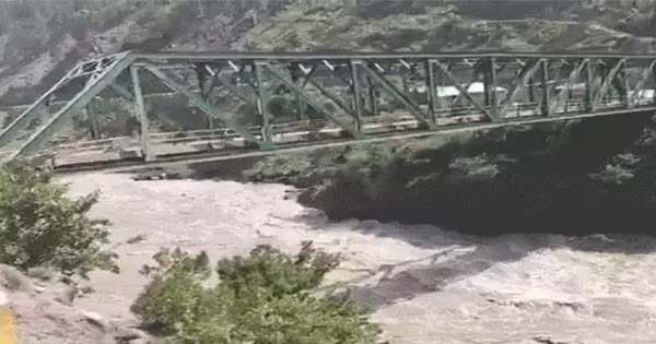 झेलम नदी का जलस्तर बढ़ने से कई इलाकों में बाढ़, भारत पर जानबूझकर ज्यादा पानी छोड़ने का आरोप, प्रशासन ने दी चेतावनी