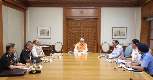 PM मोदी ने सेना प्रमुखों को आतंकवाद से निपटने की दी खुली छूट, बैठक में कहा- तय करें तरीका, लक्ष्य और समय