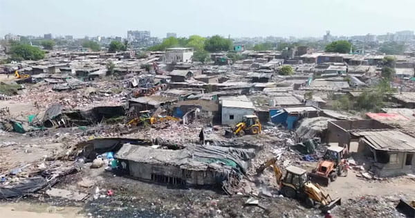 अहमदाबाद में बड़ा बुलडोजर एक्शन : चंडोला तालाब पर बनी अवैध झोपड़ियां और फार्म हाउस ध्वस्त, 6,500 संदिग्ध बांग्लादेशी हिरासत में