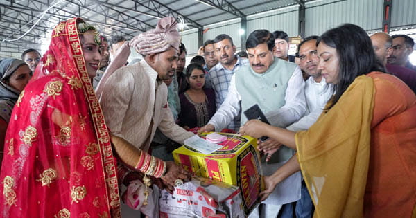 अक्षय तृतीया पर सामूहिक विवाह सम्मेलन, CM ने उज्जैन में नवविवाहित जोड़ों को दिया आशीर्वाद, विभिन्न जिलों में वीडियो कॉन्फ्रेंसिंग से जुड़े