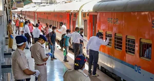 1 मई से रेलवे का नया नियम लागू, वेटिंग टिकट के साथ स्लीपर या AC कोच में चढ़ने पर देना होगा जुर्माना