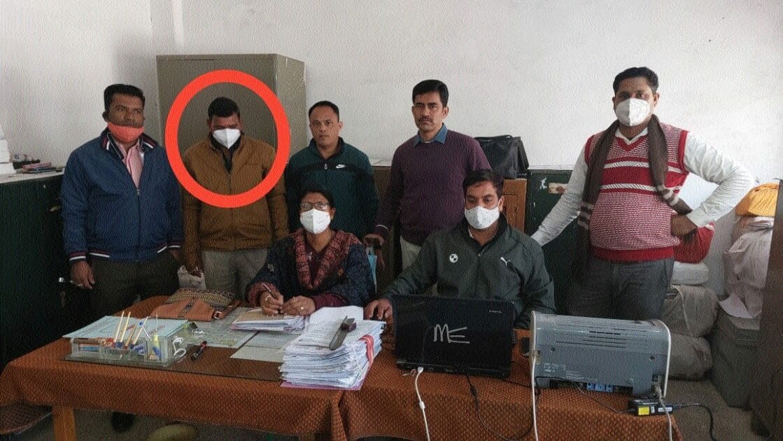 दमोह में लोकायुक्त की कार्रवाई: 3 हजार की रिश्वत लेते हुए क्लर्क को रंगे हाथ पकड़ा, पैसे ट्रांसफर करने के लिए मांगी थी 5 हजार की घूस