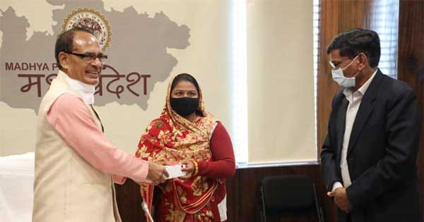 MP में आंगनबाड़ी कार्यकर्ताओं को स्मार्ट फोन की सौगात, सीएम शिवराज बोले- अच्छा काम करने वाली आंगनबाड़ियां होंगी सम्मानित