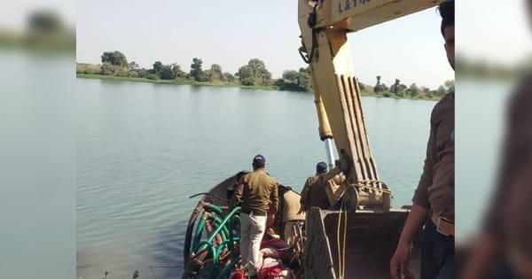 रेत माफियाओं पर खनिज विभाग की बड़ी कार्रवाई, खनन में जुटी पनडुब्बी को आग के हवाले किया