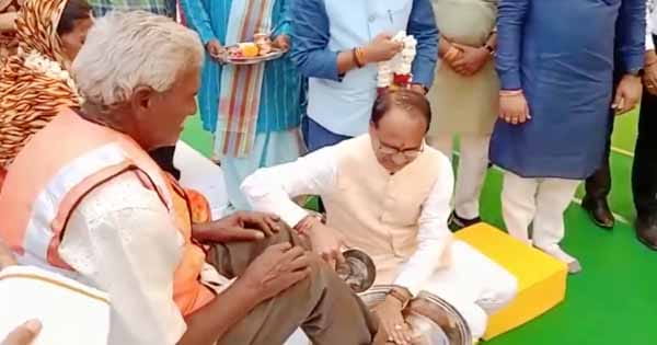 जन्मदिन पर CM शिवराज ने सफाईकर्मियों के धोए पैर: सफाई मित्र सेवा सम्मान का ऐलान, हर महीने मिलेगा जोखिम भत्ता