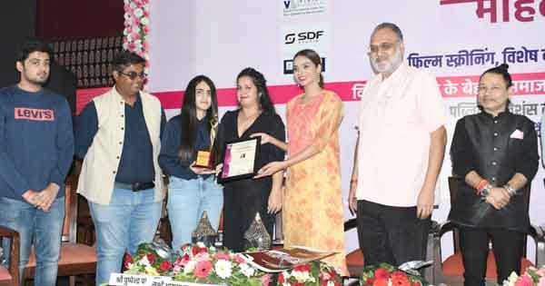 महिला दिवस विशेष : 'अचला और उदिता' सम्मान समारोह, पीपुल्स अपडेट डॉट कॉम की मनीषा धनवानी हुई सम्मानित