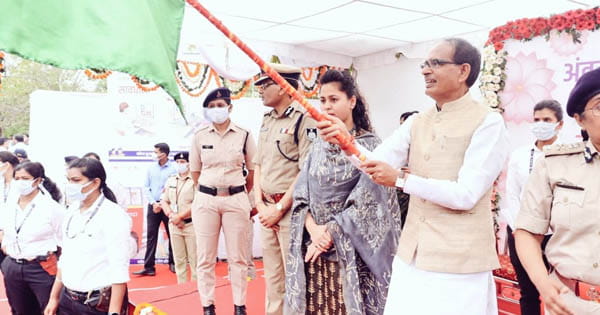 आज महिलाओं के सुरक्षा घेरे में हैं CM शिवराज, 100 निर्भया बाइक्स को दिखाई हरी झंडी; बोले- 600 वाहन और देंगे