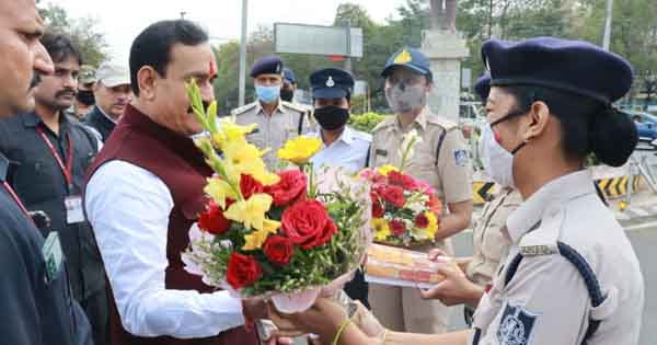 MP में आज ट्रैफिक की बागडोर संभालेंगी महिला पुलिस, नरोत्तम मिश्रा बोले- ड्यूटी तैनाती के फोटो और अपने अनुभव भेजे