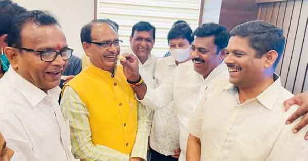 चुनावी रुझानों पर बीजेपी में जश्न; विधायकों ने CM शिवराज को खिलाई मिठाई, गृह मंत्री बोले- यूपी में सपा-कांग्रेस को वनवास