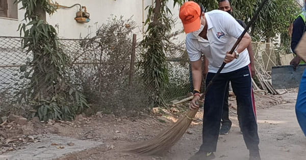स्वच्छता अभियान : ग्वालियर की सड़कों पर उतरे ‘महाराज’, झाड़ू लगाकर दिया स्वच्छ भारत का संदेश; देखें VIDEO
