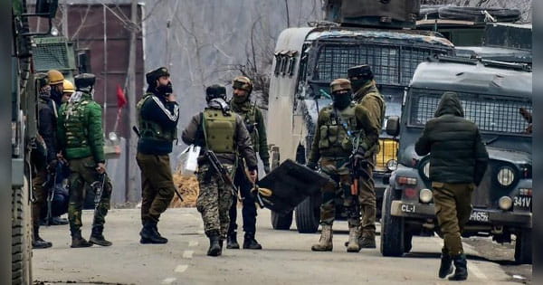 जम्मू-कश्मीर के पुलवामा में आतंकी हमला, एक जवान शहीद