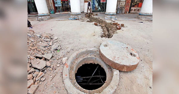 दिल्ली : बवाना इलाके में दो लोग सीवर में गिरे, इलाज के दौरान तोड़ा दम