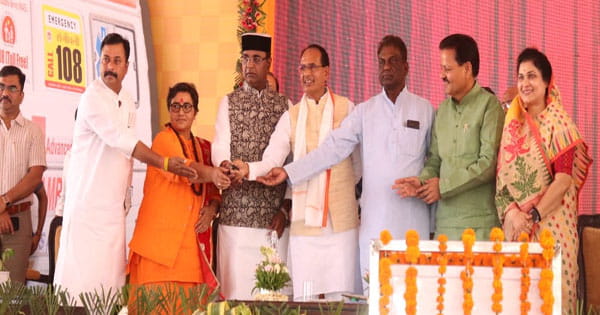 108 संजीवनी एम्बुलेंस एवं जननी एक्सप्रेस का लोकार्पण, CM बोले- प्रदेश में एम्बुलेंस की संख्या बढ़कर 2052 हो गई, ये लोगों की जिंदगी बचाने का काम करेगी