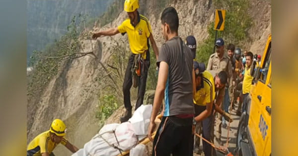 उत्तराखंड : टिहरी में दर्दनाक हादसा, खाई में गिरी कार; 5 लोगों की मौत