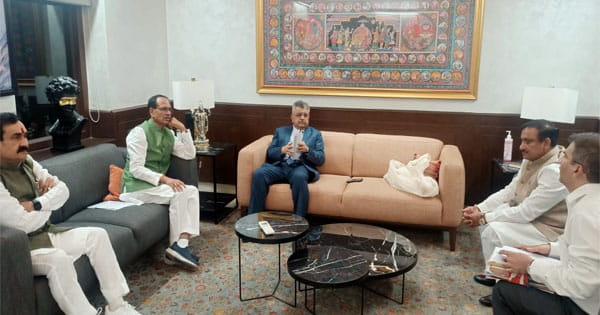 इस वजह से विदेश यात्रा का कार्यक्रम निरस्त कर अचानक दिल्ली पहुंचे एमपी के सीएम