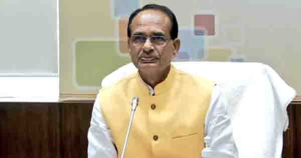 CM शिवराज ने बुरहानपुर कलेक्टर को लगाई फटकार, बोले- सामने देखें, शहर में बच्चा भीख मांगता है तो शर्म की बात है