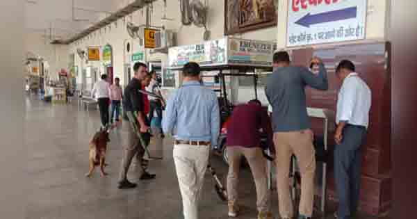 ग्वालियर रेलवे स्टेशन पर बम होने की सूचना से मचा हड़कंप, SP और बम स्क्वॉड मौके पर मौजूद