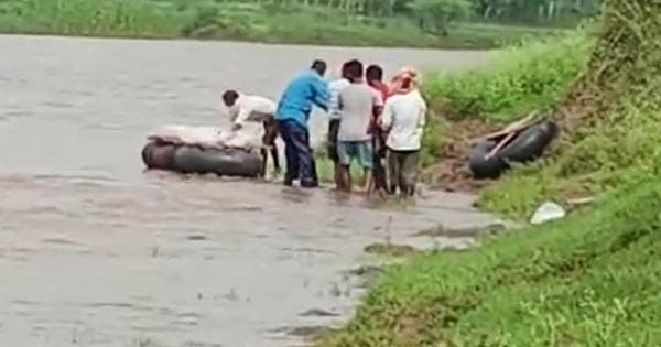 नदी में आई बाढ़ : ट्यूब पर शव रखकर तैरते हुए गांव पहुंचे ग्रामीण... तब हुआ अंतिम संस्कार