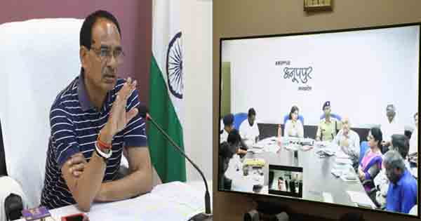 CM शिवराज ने अनूपपुर जिले की समीक्षा की, गलत जानकारी देने पर अधिकारी को लगाई फटकार