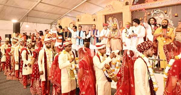 बागेश्वर धाम के धीरेंद्र शास्त्री ने कराई 121 जोड़ों की शादी, CM शिवराज ने दिया आशीर्वाद; बोले- बेटियां बोझ नहीं वरदान हैं