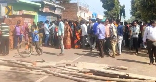 सिहोरा : सरकारी जमीन पर अवैध निर्माण को लेकर चले लाठी-डंडे, सरपंच पर हमला, विरोध में ग्रामीणों ने लगाया जाम