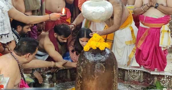 महाकाल के दरबार में पहुंचे विराट कोहली-अनुष्का शर्मा, भस्म आरती में हुए शामिल; रुद्राक्ष की माला और धोती-सोला पहन किया भगवान का अभिषेक