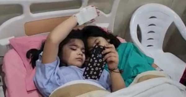 इंदौर बावड़ी हादसा : मां की मौत से बेखबर फोन में उलझी हैं 6 साल की जुड़वां बहनें, 2 साल का भाई भी लापता