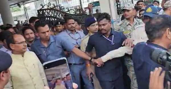 इंदौर बावड़ी हादसा : 36 मौतों के बाद घटनास्थल पर पहुंचे शिवराज के खिलाफ लगे नारे