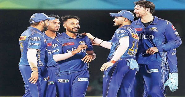 मुंबई ने सुपरजाइंट्स को हराकर आईपीएल से बाहर किया