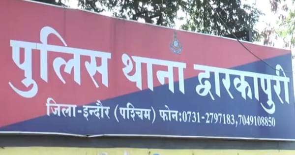ब्लूटूथ वाला ईयरफोन बना आफत! महिला गाने सुनने में हुई ऐसी मगन कि घर में घुसे चोरों का पता तक न चला