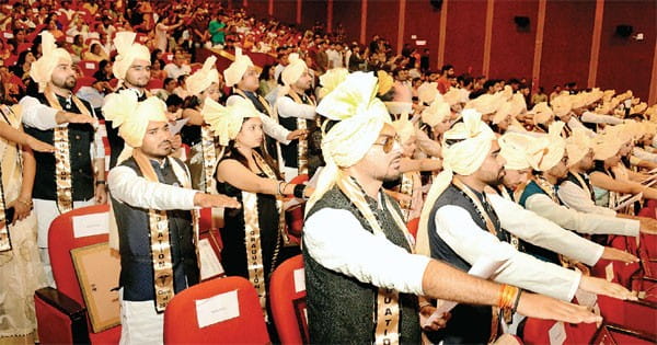 स्नातक डॉक्टर्स तुरंत स्पेशलाइजेशन की बजाए कुछ दिन मेडिसिन में कार्य करें, ताकि खुद को तराश सकें