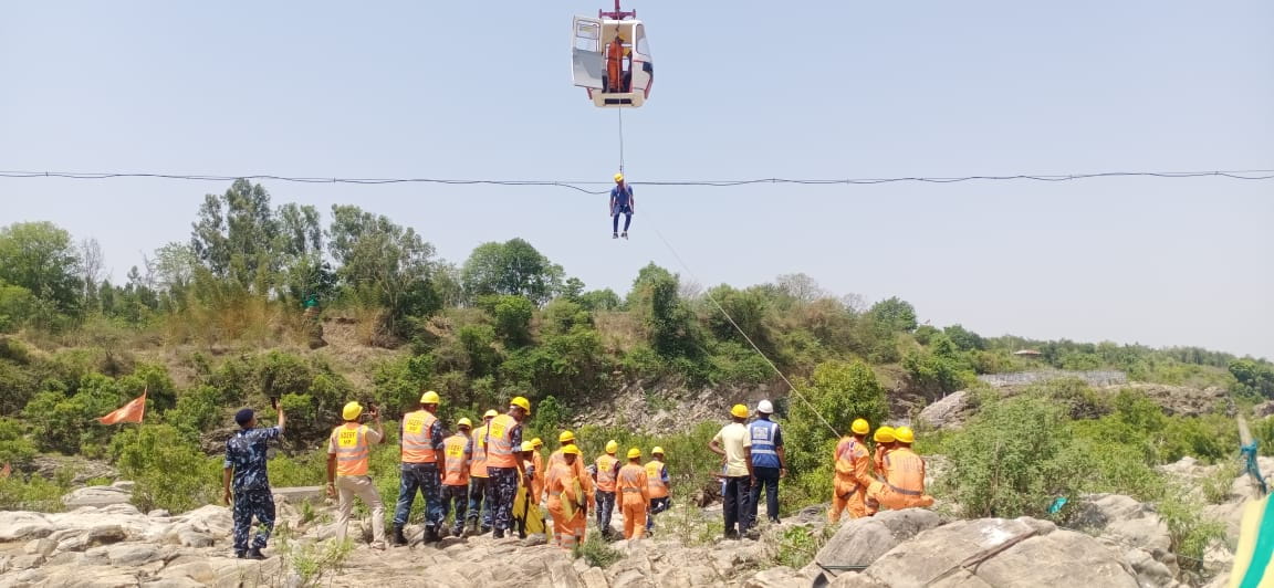 भेड़ाघाट रोप-वे 90 फीट की ऊंचाई पर अटक गई, मुश्किल से निकाला यात्रियों को