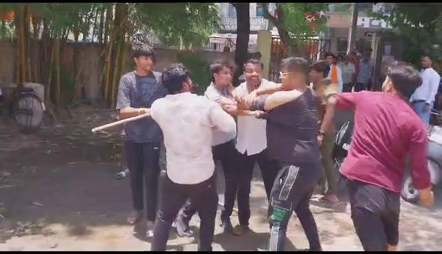 ननि के स्विमिंग पूल के ठेकेदार और छात्रों में जमकर हुई मारपीट