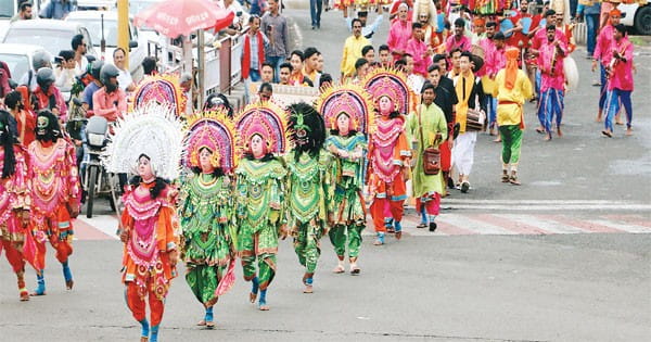जनजातीय कलाकारों ने झूमते- गाते किया ‘उन्मेष’ का प्रचार