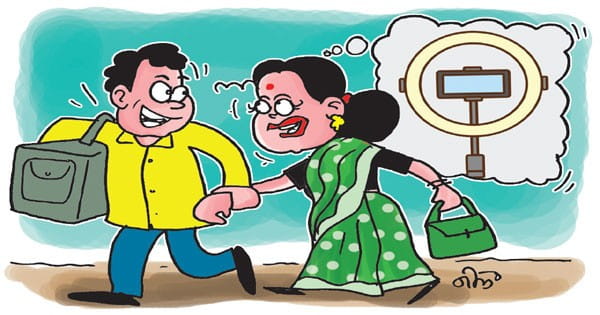 मोबाइल और रिंग लाइट गिफ्ट करने के वादे पर घर लौटी रूठी पत्नी